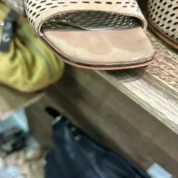 VINCE CAMUTO the Katnina Perforated Nubuck Open Toe Shooties size 7.5 - Picture 4 of 10